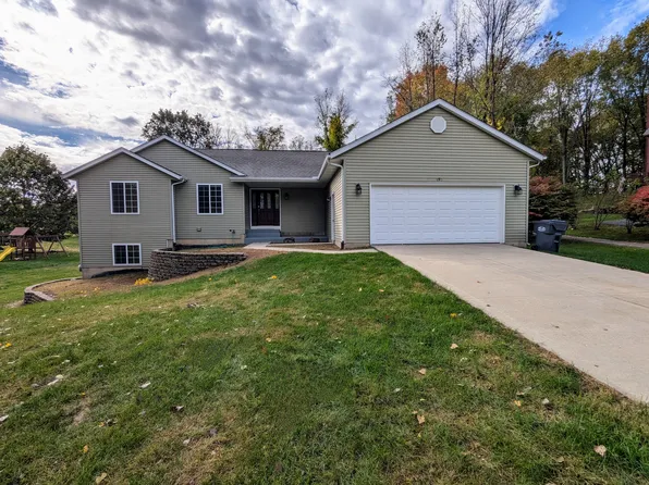 192 Country Club Blvd, Plainwell, MI 49080
