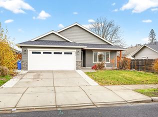 1870 SW Mistybrook Dr, Grants Pass, OR 97527