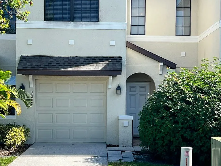 2202 Seven Oaks Dr — Photo 2