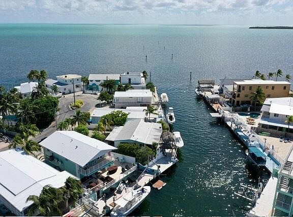 3rd image of 266 Burgundy Dr