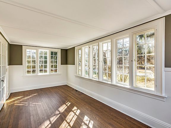 5th image of 40 Sheppard St