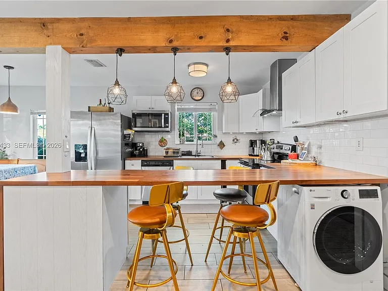 2447 Wilson St — Photo 4