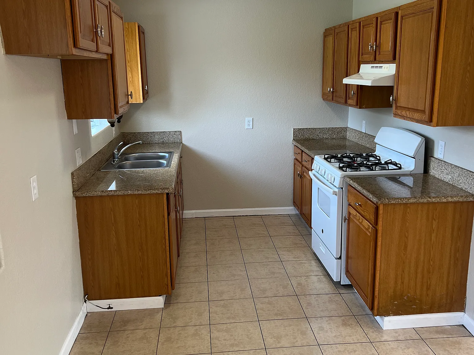 3 bed, 988 sqft, $1,550 — Photo 2