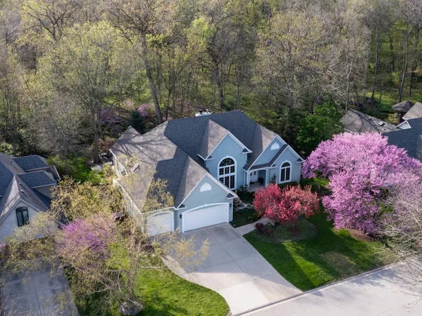 35 Walnut Cir, Sugar Grove, IL 60554