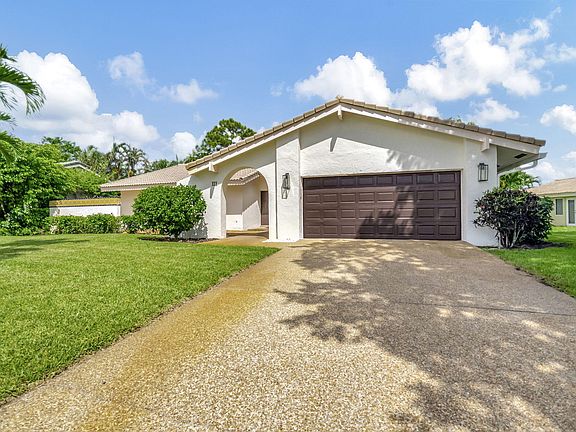3rd image of 804 Foxpointe Cir