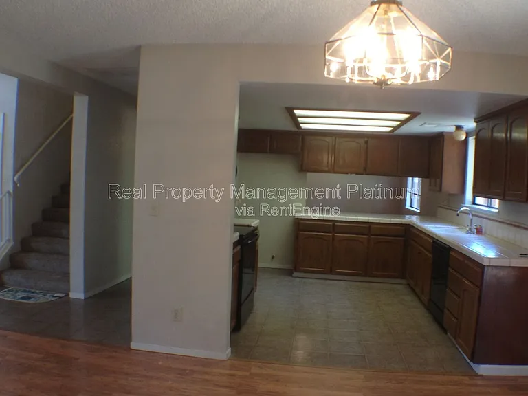 675 N Claremont Ave — Photo 7