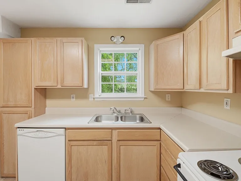 1575 Petty St SE — Photo 6