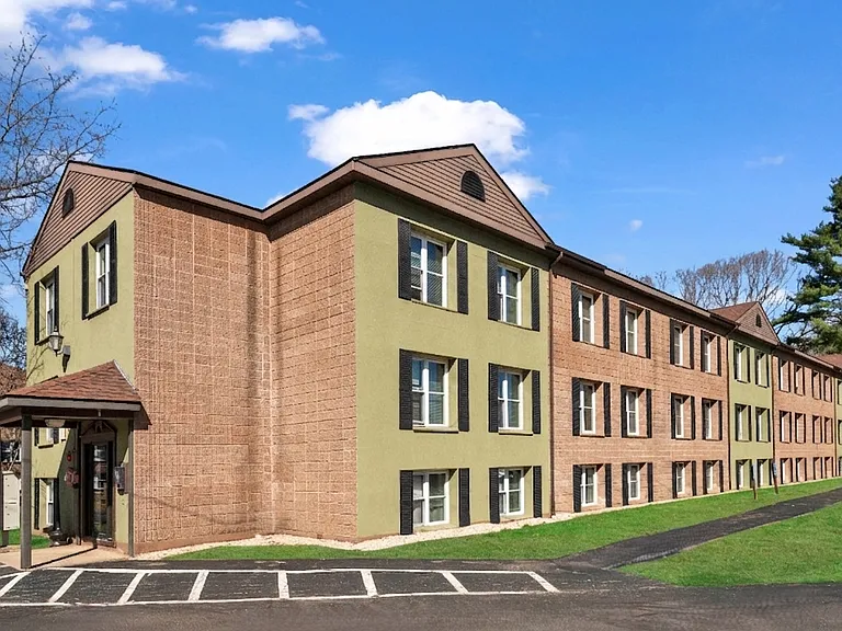 Pembroke Place Apartments — Photo 11