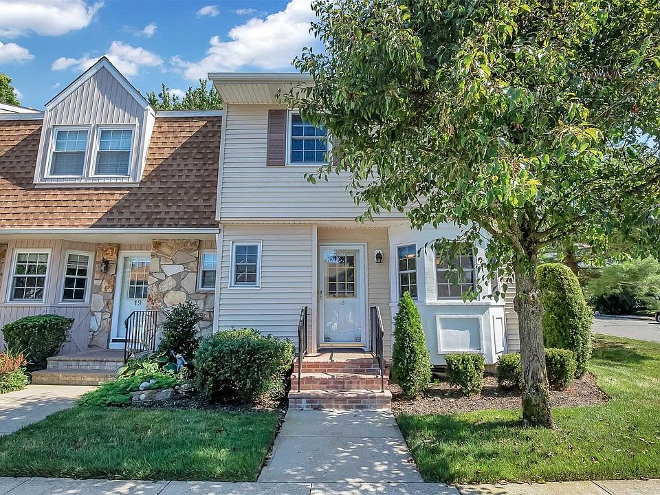 1st image of 18 Woodlake Dr E