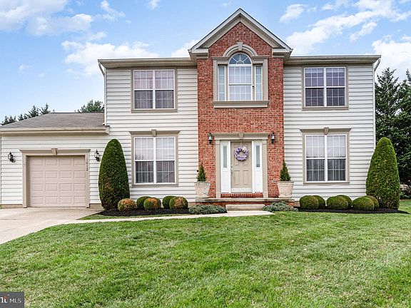 4th image of 1012 Henderson Manor Ct
