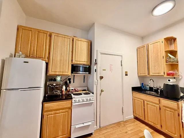 338 E 5th St #20 — Photo 3