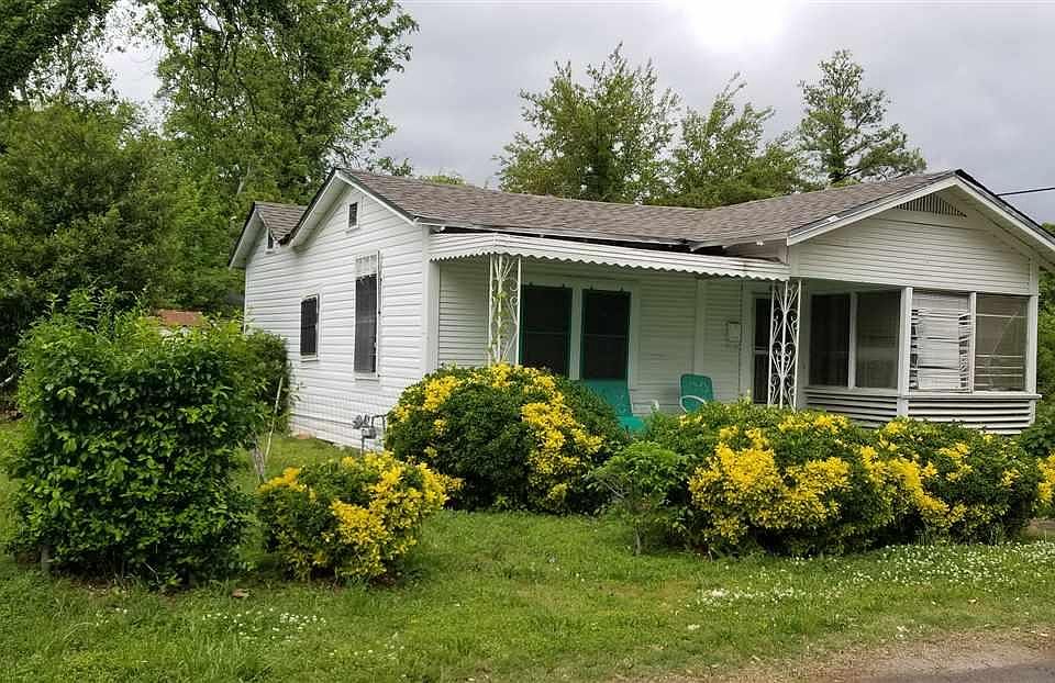 2nd image of 416 1st St SW