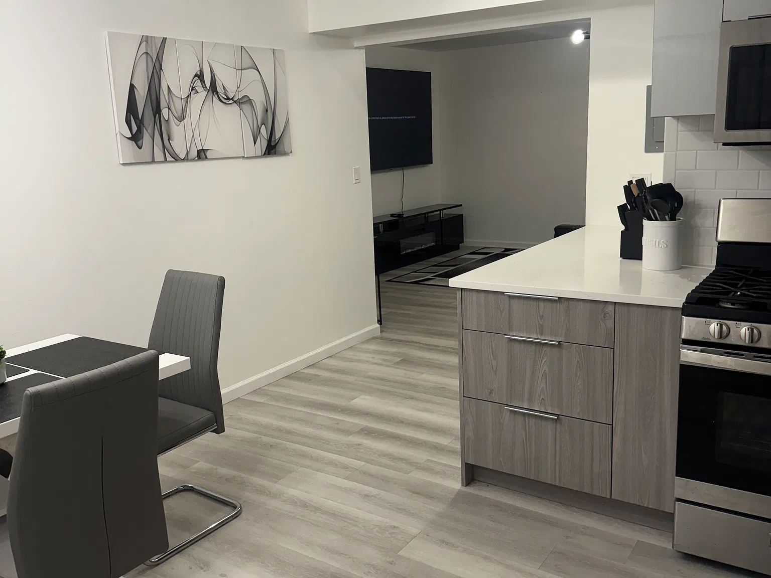 1 bed, 710 sqft, $1,950 — Photo 2