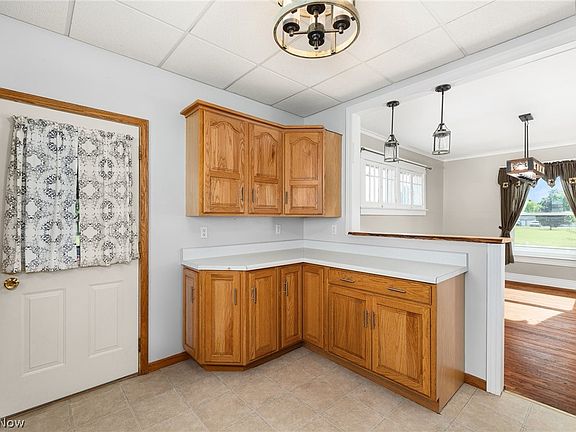5th image of 209 W Main St