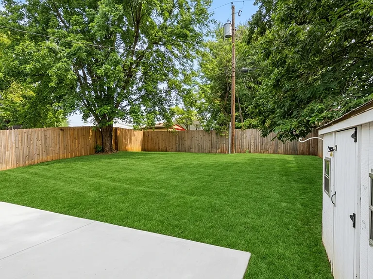 421 Banksia Dr — Photo 5