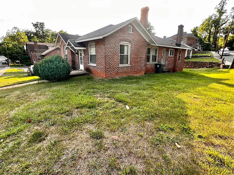 1901 Jefferson Park Ave — Photo 3
