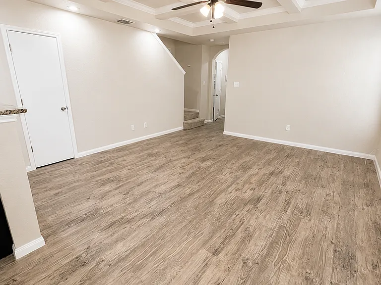 6416 Aspen Hl — Photo 3