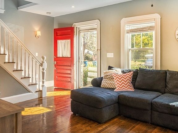 4th image of 32 Pleasant Ave