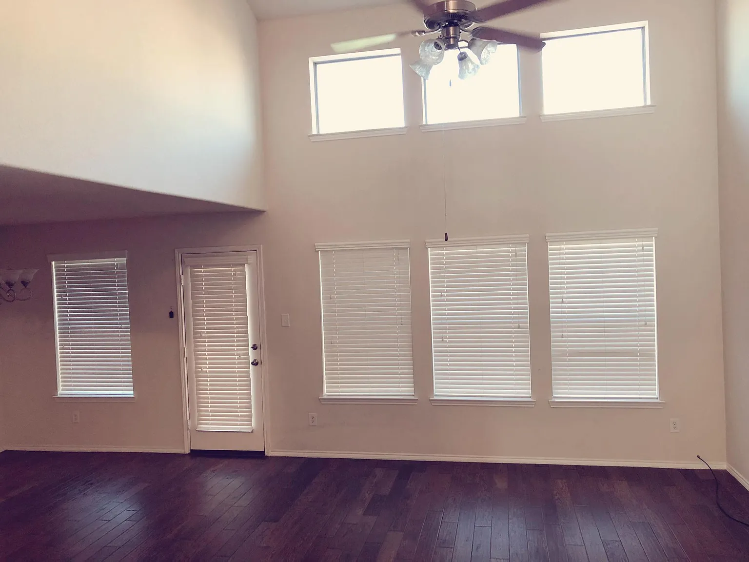 1042 Lucy Ln — Photo 2