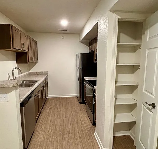 Cottonwood Creek Apartments — Photo 16