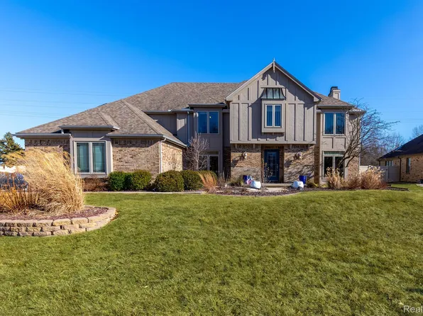 15058 Poplar Dr, Monroe, MI 48161