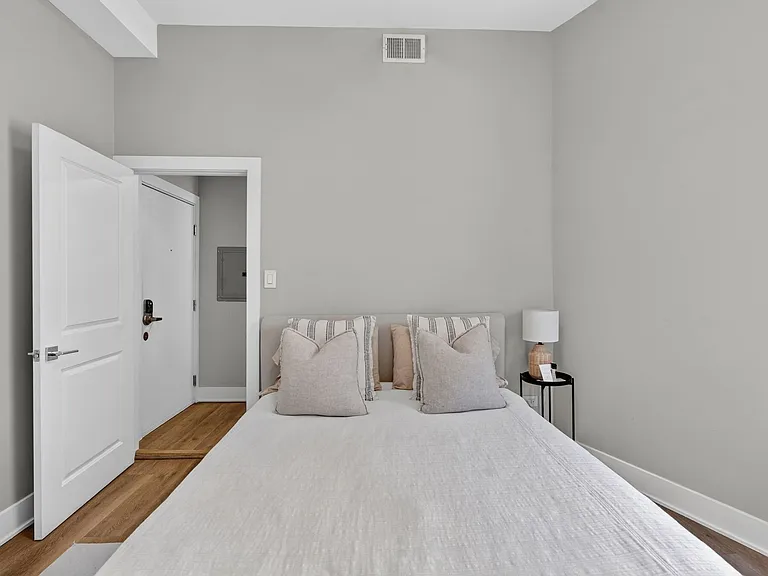 1421 N Dearborn St — Photo 20