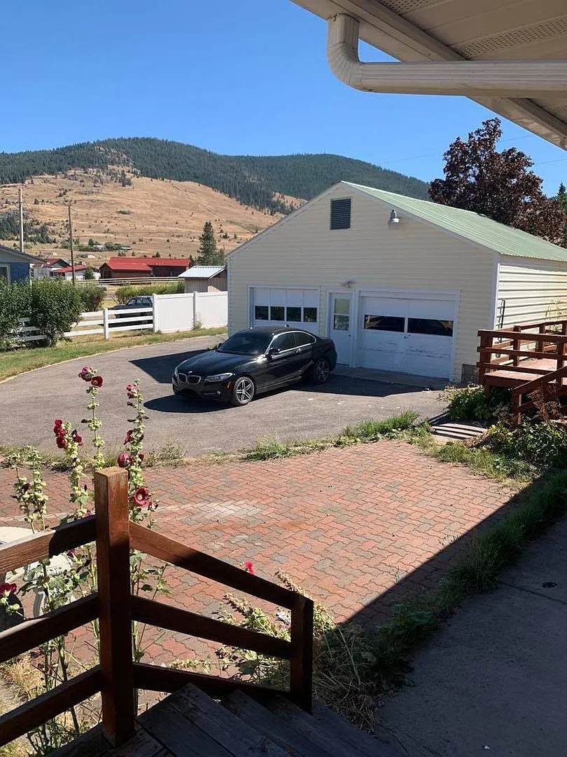 House in Big Arm with a shared double car garage — Photo 1