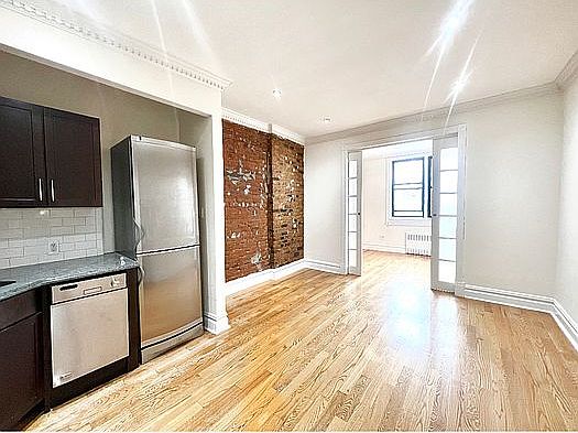 4th image of 242 E 75th St APT 4A