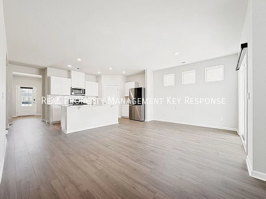 Modern 3-Bedroom Home with Community Amenities, Attached Garage & Easy I-65 Access — Photo 4