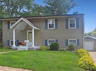 1225 Hillcrest Ln, Freeport, IL 61032