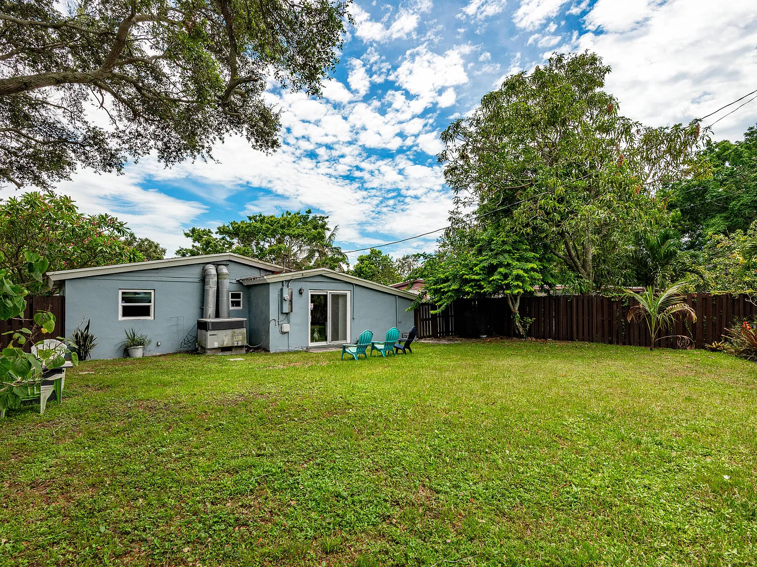 3 bed, 2.0 bath, 897 sqft, $4,000 — Photo 4