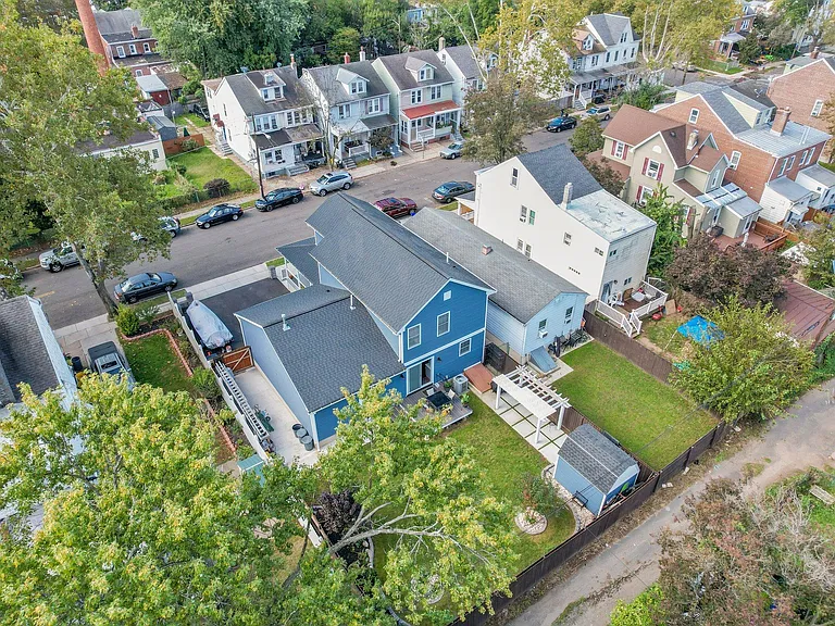 234 Howell St — Photo 37