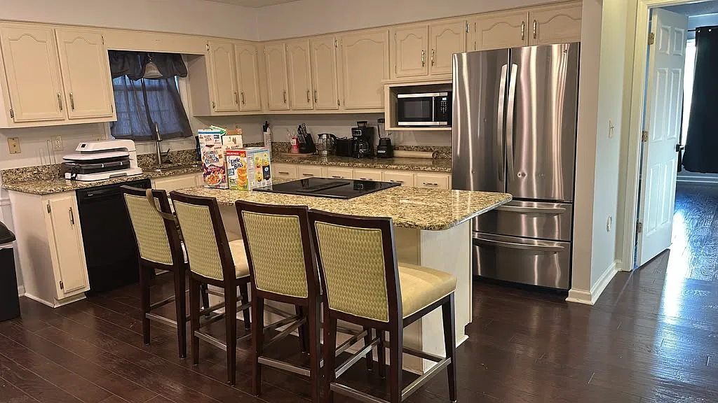 5 bed, 3000 sqft, $8,495 — Photo 4