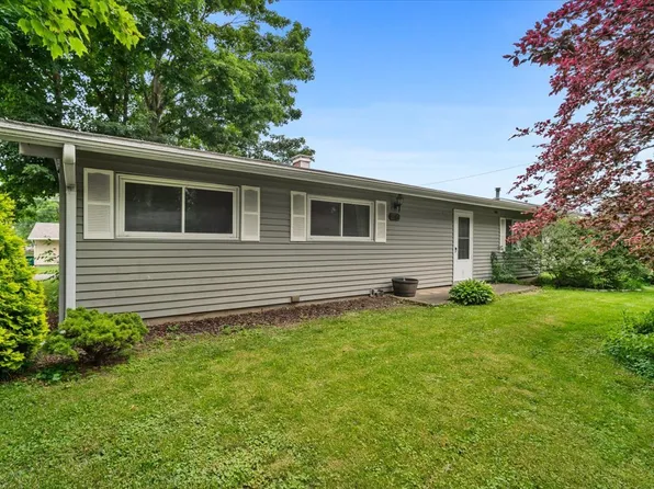 20 Fairlawn Dr, Clinton, IL 61727