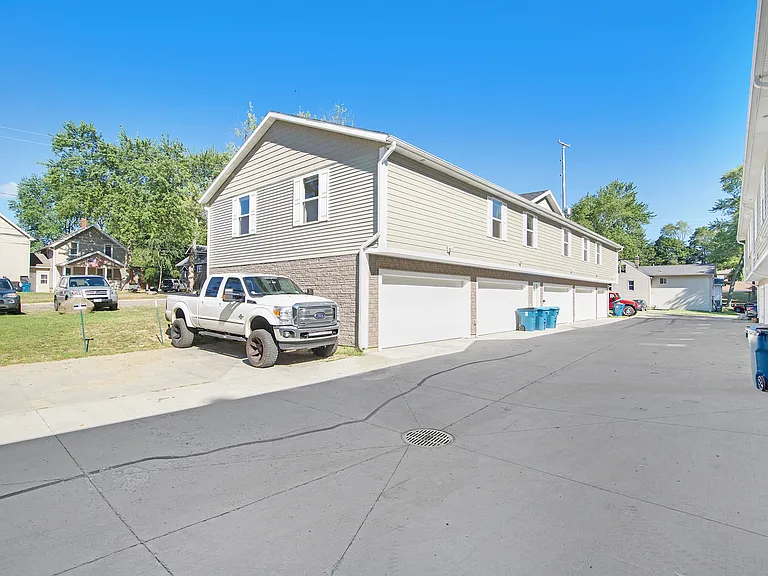 2643 Redwood Ave — Photo 1