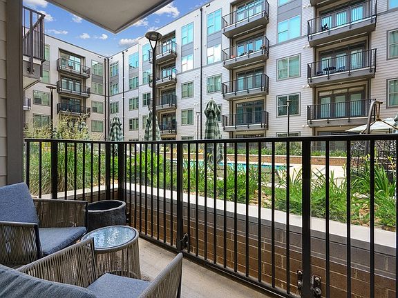 4th image of 501 W 4th St #558