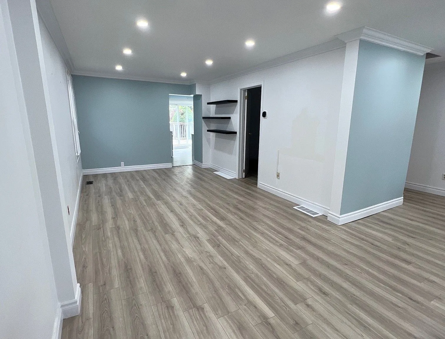 3 bed, $2,695 — Photo 2