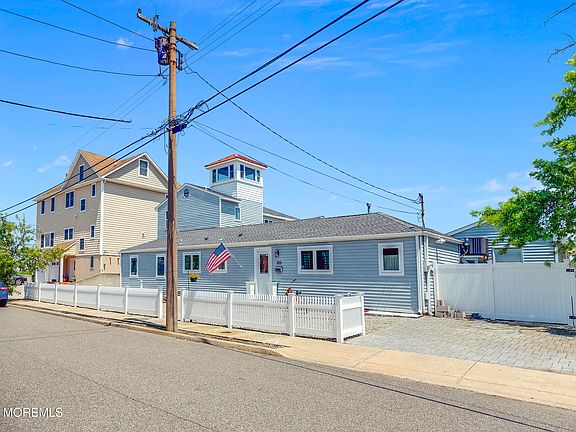 4th image of 405 Sunset Drive S