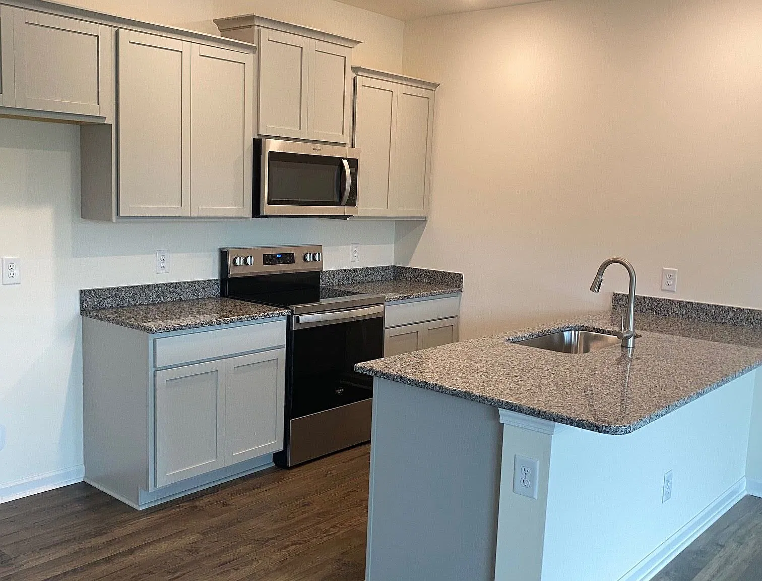 3 bed, 2.5 bath, 1381 sqft, $1,750 — Photo 2