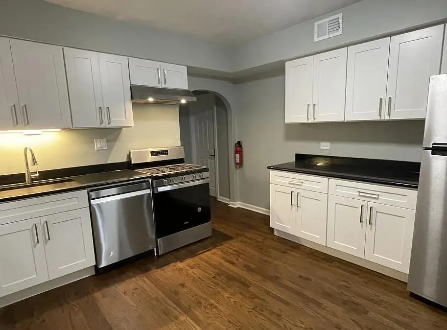 3 bed, 1.0 bath, 800 sqft, $1,001 — Photo 3