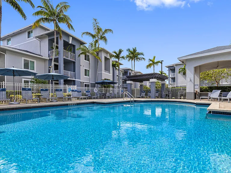 Blu on Marina Boulevard — Photo 10