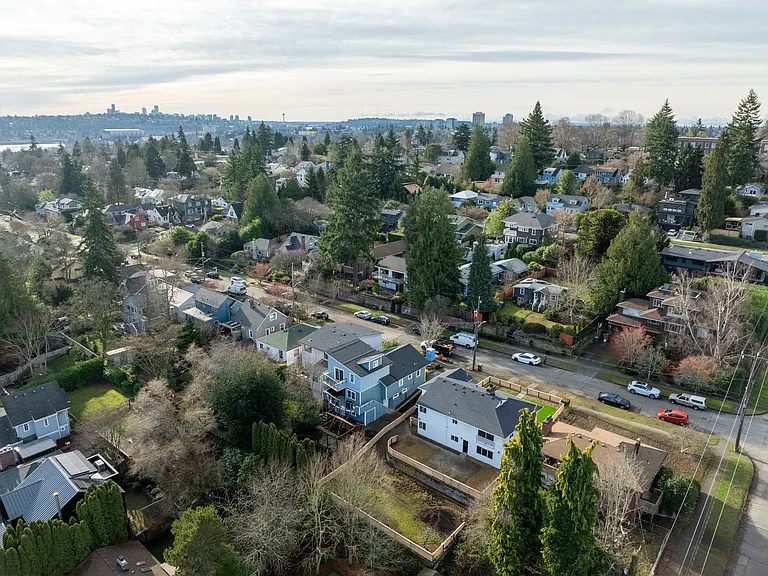 37th Ave NE — Photo 4