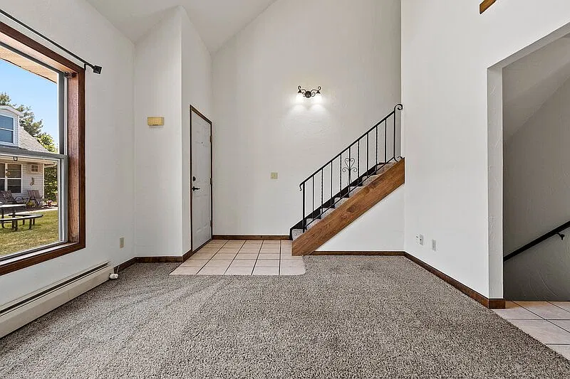 1 bed, 1.0 bath, 697 sqft, $999 — Photo 2