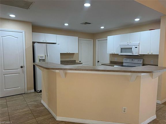 5th image of 224 Kismet Pkwy E