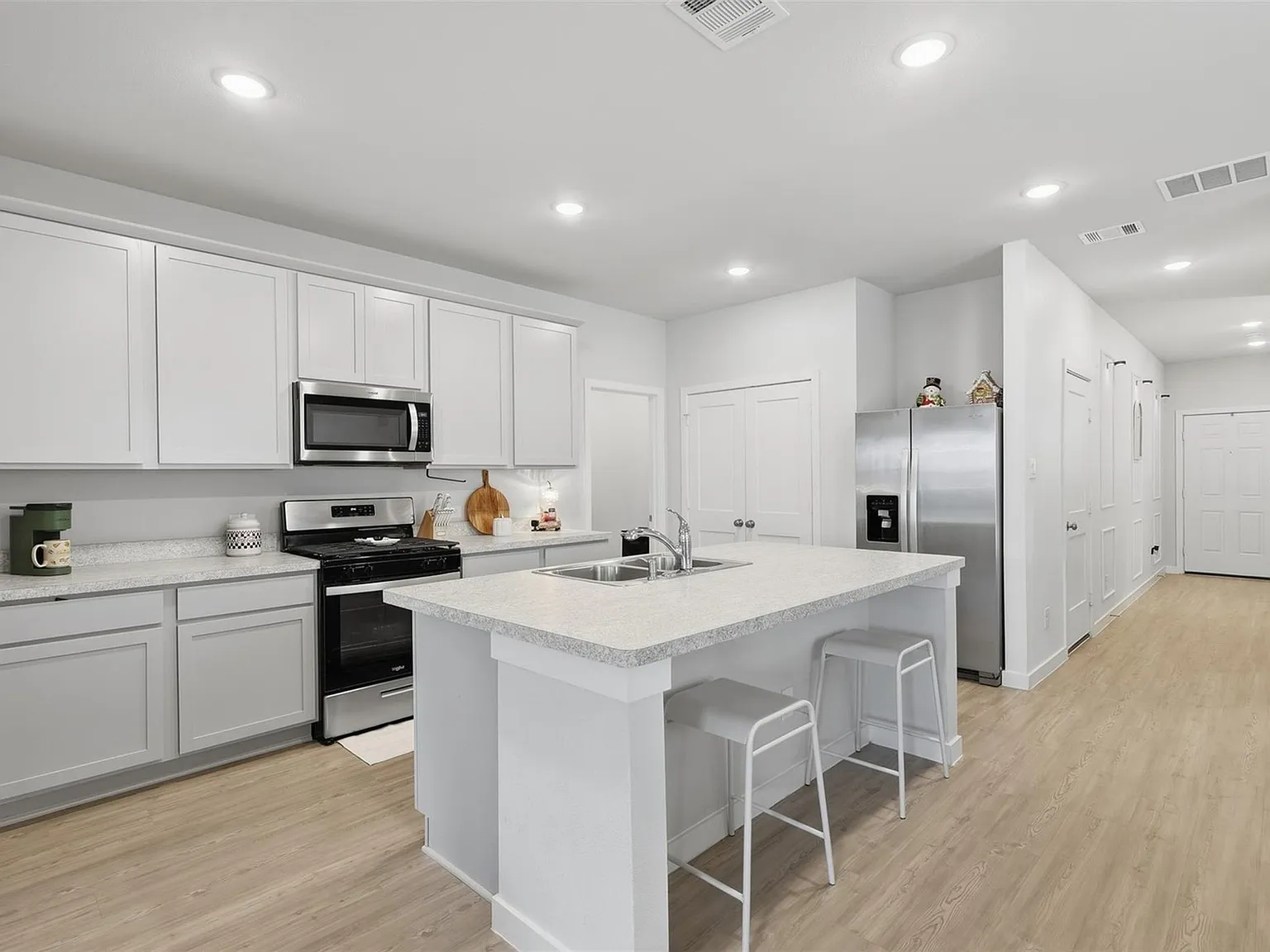 4 bed, 2.5 bath, 1785 sqft, $2,000 — Photo 4
