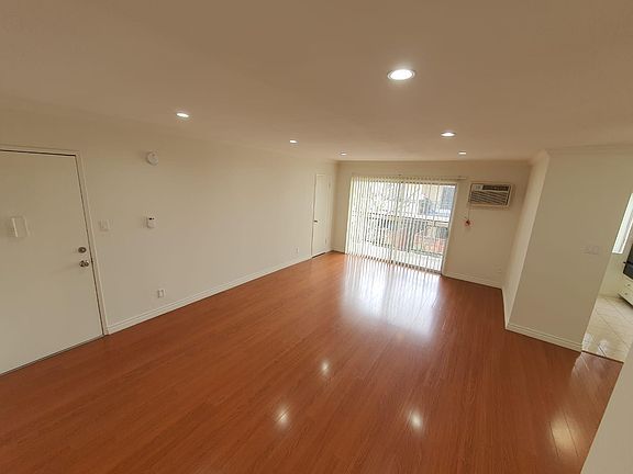 3rd image of 13813 Oxnard St #211