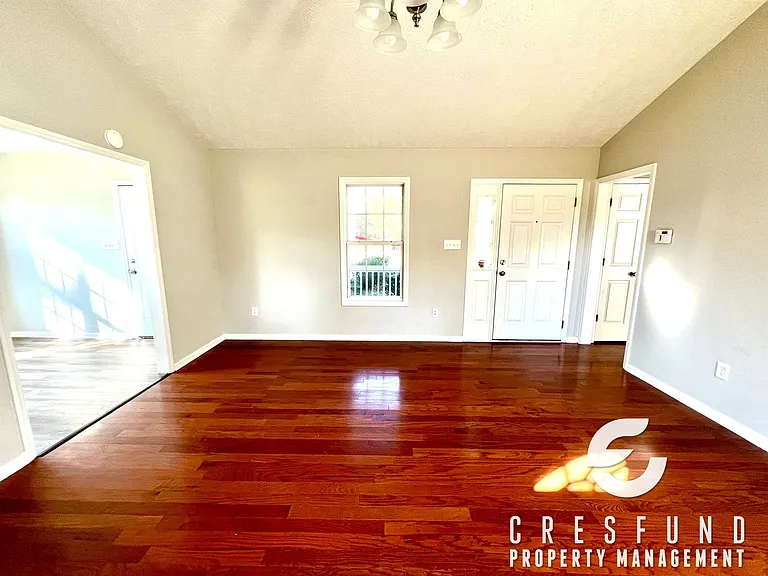121 Raymond St — Photo 3