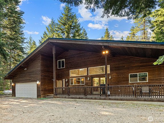 2nd image of 741 Hawthorn Lane