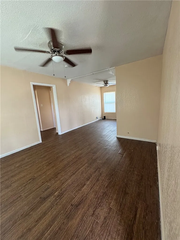 2 bed, 1.0 bath, 2804 sqft, $795 — Photo 2