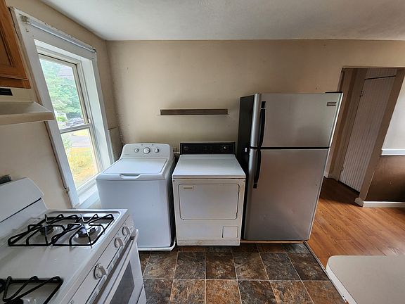 3rd image of 210 Grove St NW #B